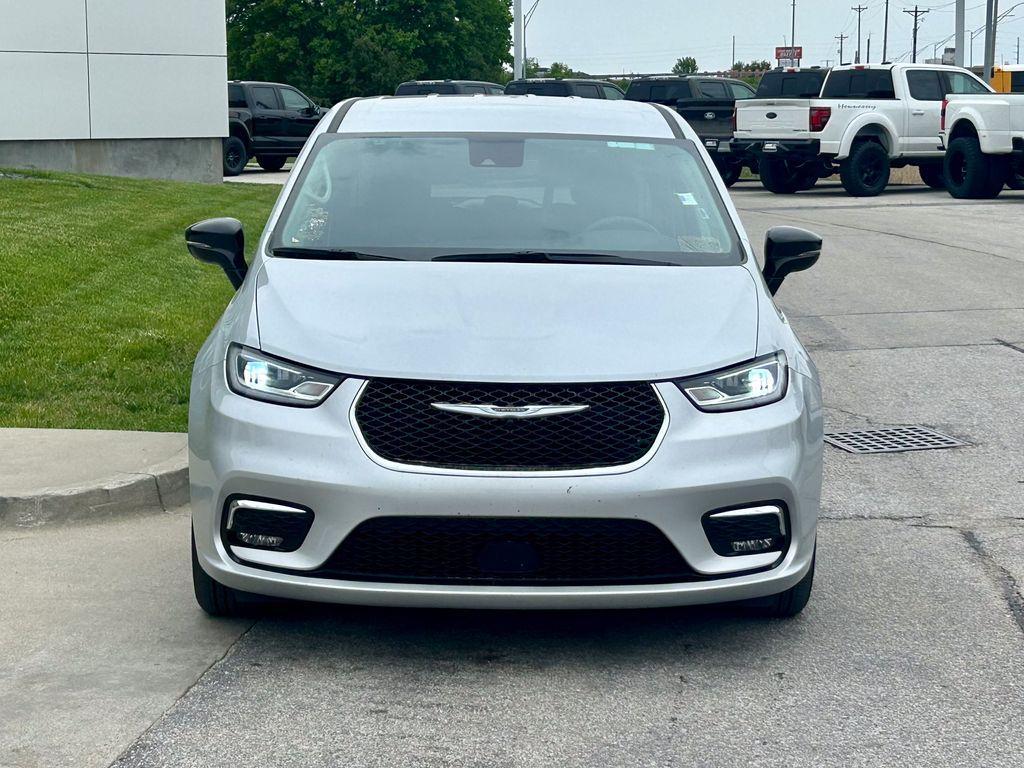 used 2024 Chrysler Pacifica car