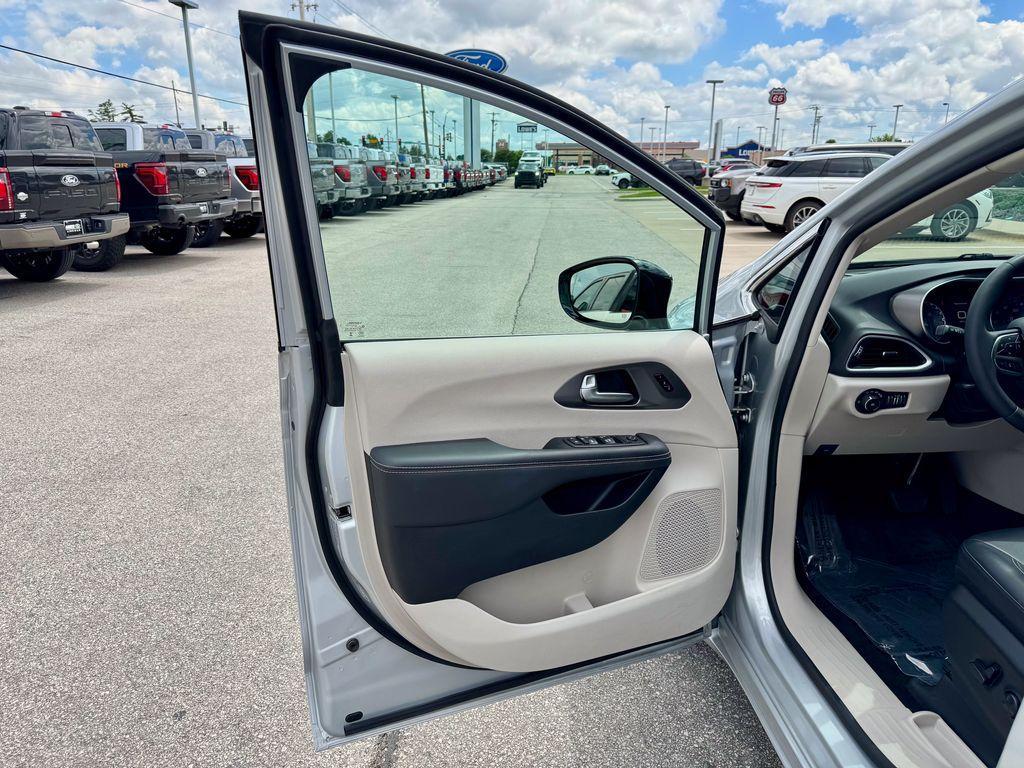 used 2024 Chrysler Pacifica car, priced at $29,604