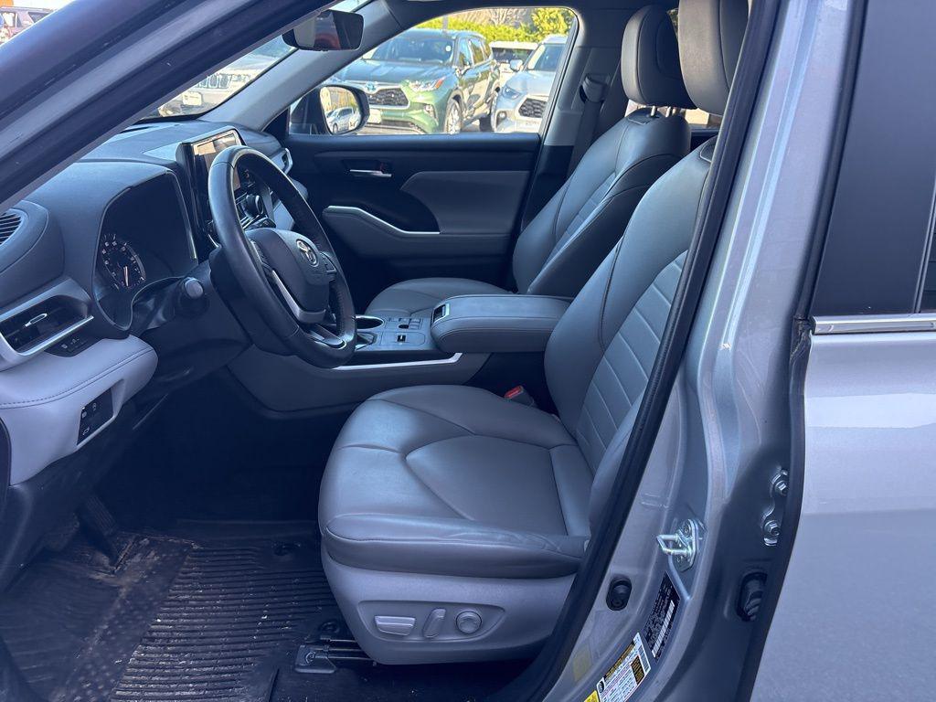 used 2023 Toyota Highlander car, priced at $36,988