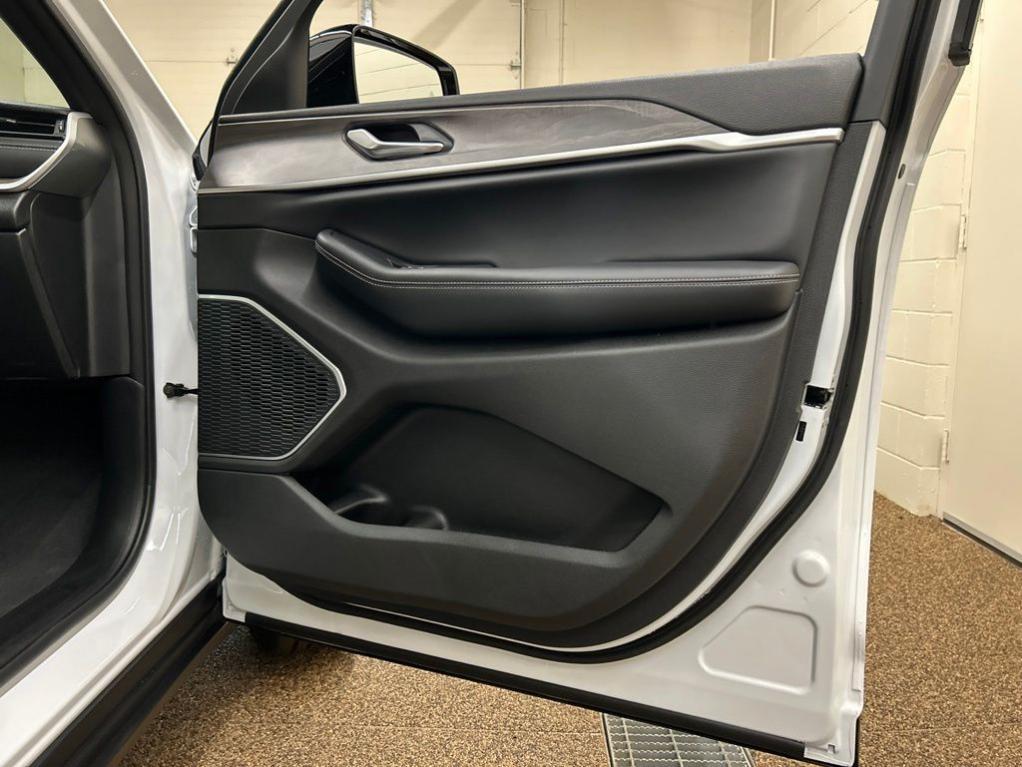 new 2026 Jeep Grand Cherokee L car, priced at $49,911