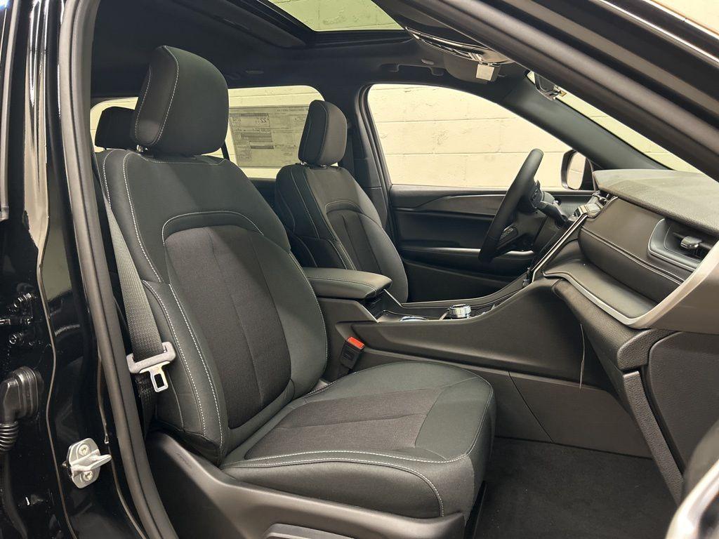 new 2026 Jeep Grand Cherokee car, priced at $42,800