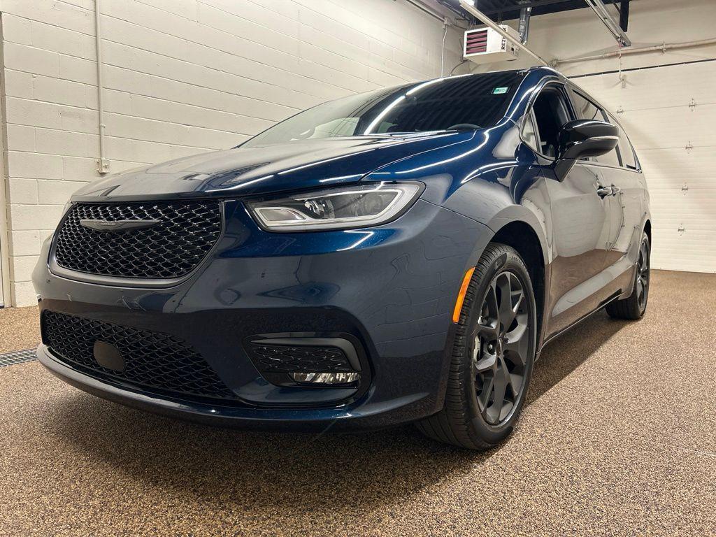 used 2024 Chrysler Pacifica car, priced at $31,602