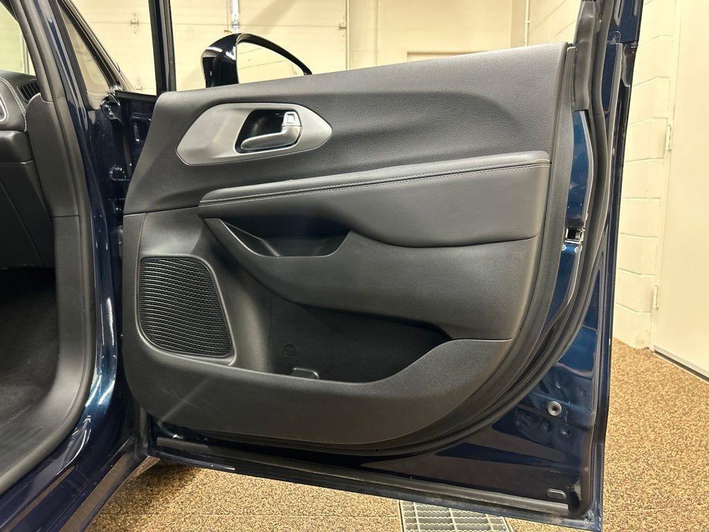 used 2024 Chrysler Pacifica car, priced at $31,602