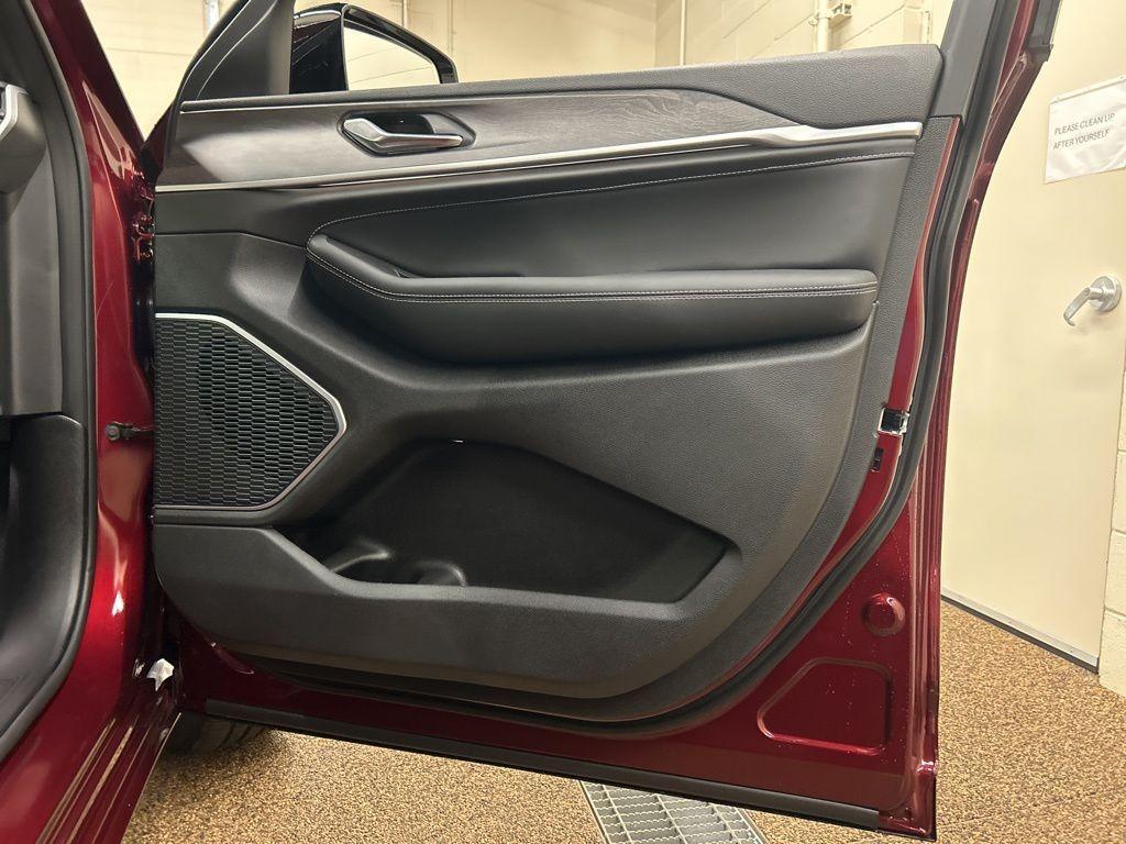 new 2026 Jeep Grand Cherokee car, priced at $50,744