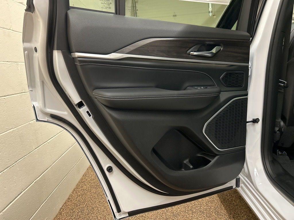 new 2026 Jeep Grand Cherokee car, priced at $50,651