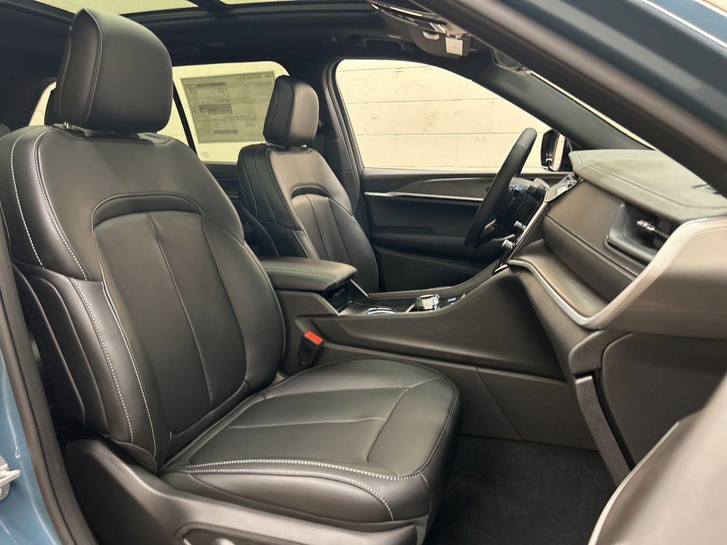 new 2026 Jeep Grand Cherokee car, priced at $47,051