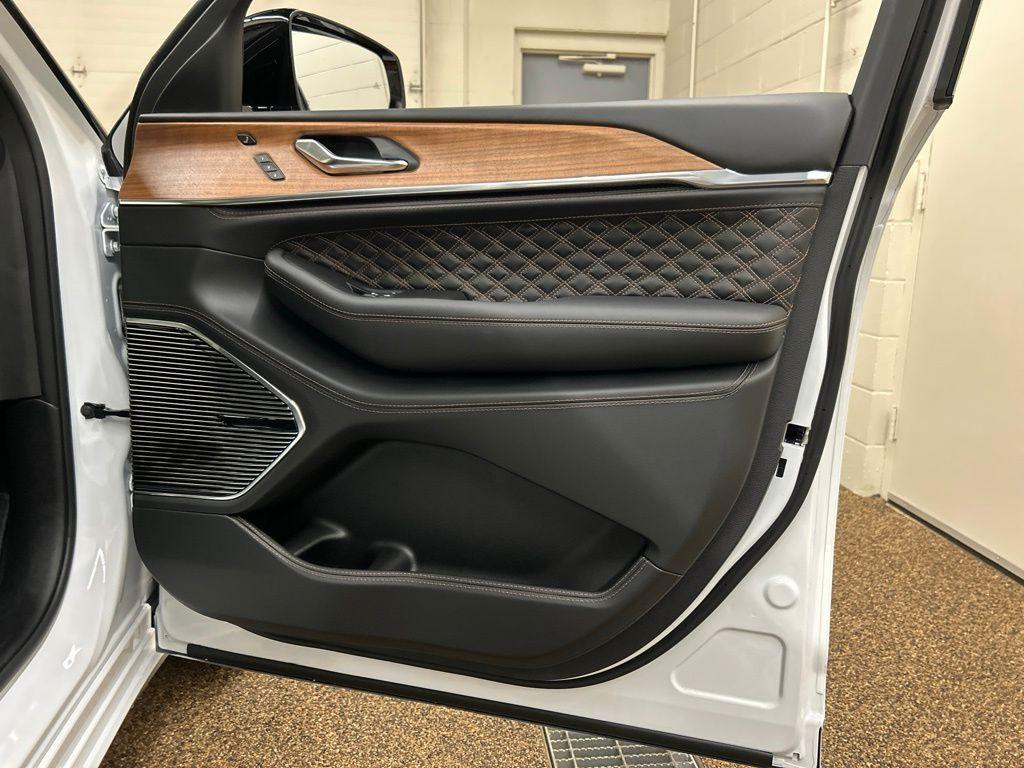 new 2026 Jeep Grand Cherokee car, priced at $59,013