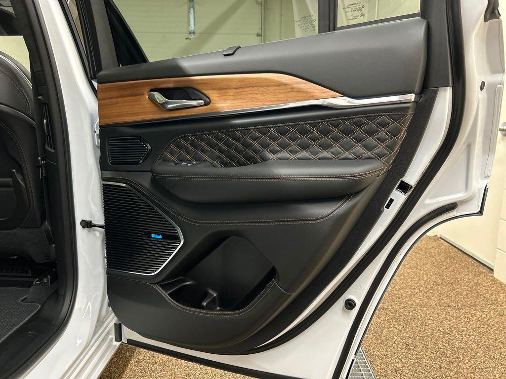 new 2026 Jeep Grand Cherokee car, priced at $59,013