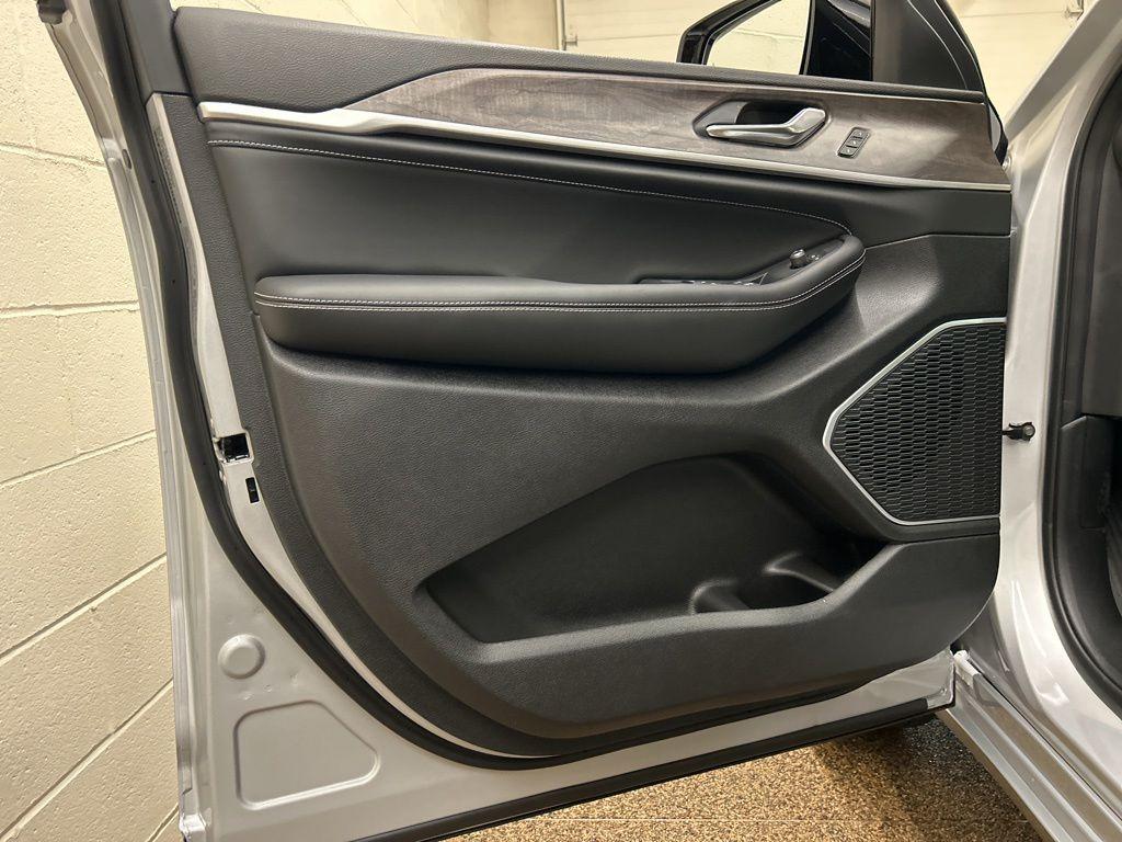 new 2026 Jeep Grand Cherokee car, priced at $49,687