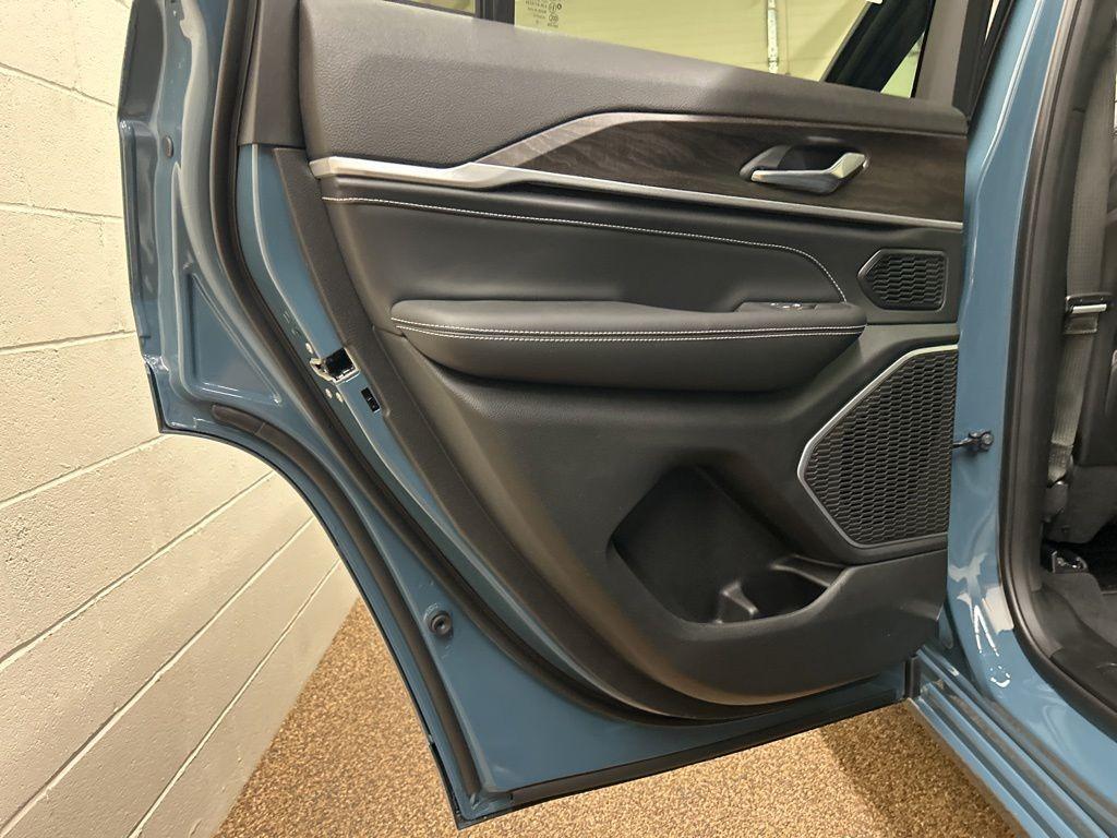 new 2026 Jeep Grand Cherokee car, priced at $50,651