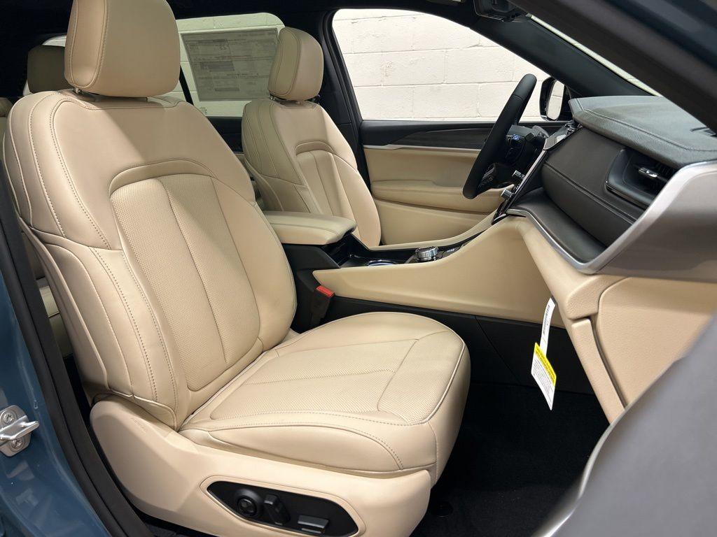 new 2026 Jeep Grand Cherokee car, priced at $49,684