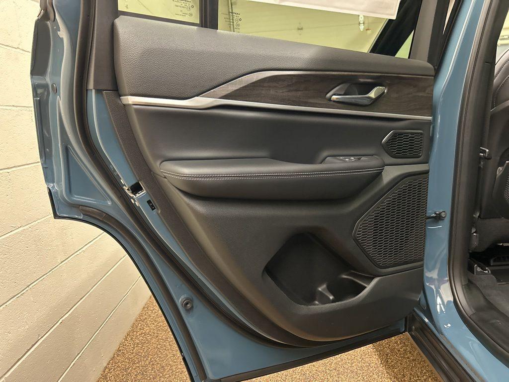 new 2026 Jeep Grand Cherokee car, priced at $49,684