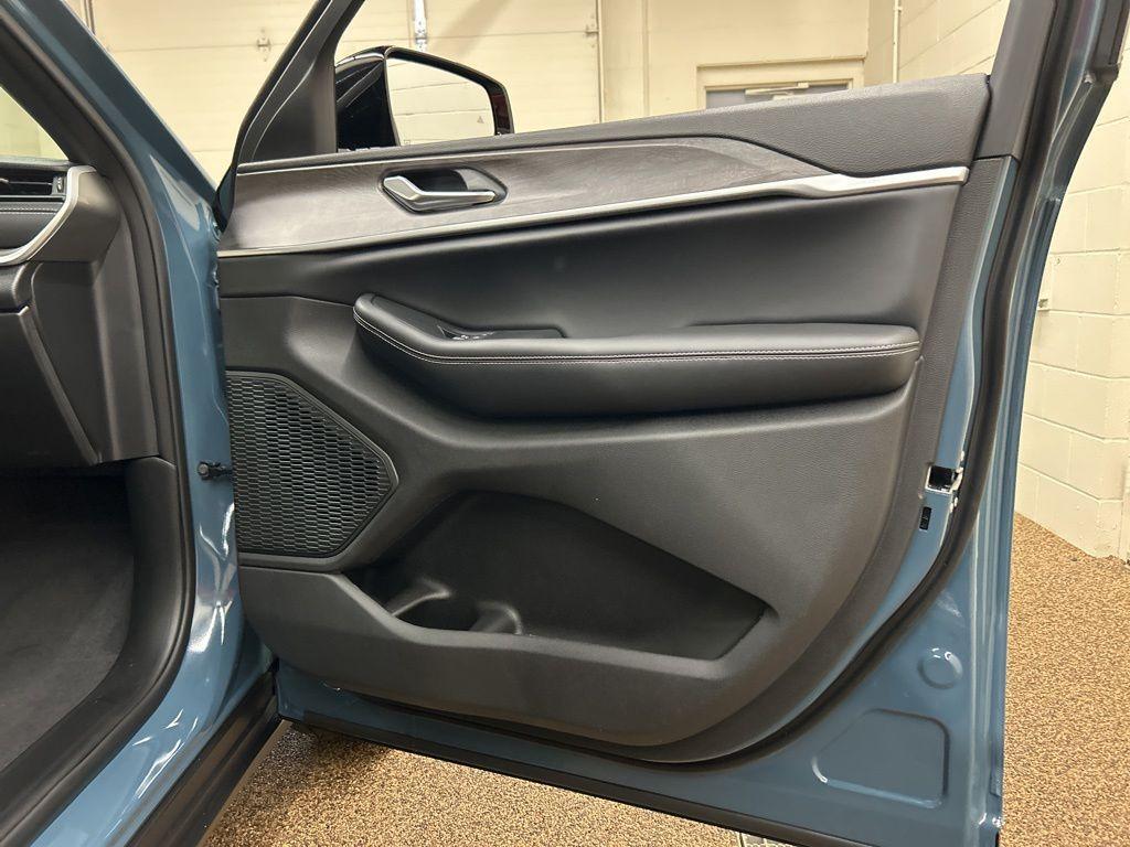 new 2026 Jeep Grand Cherokee car, priced at $49,684