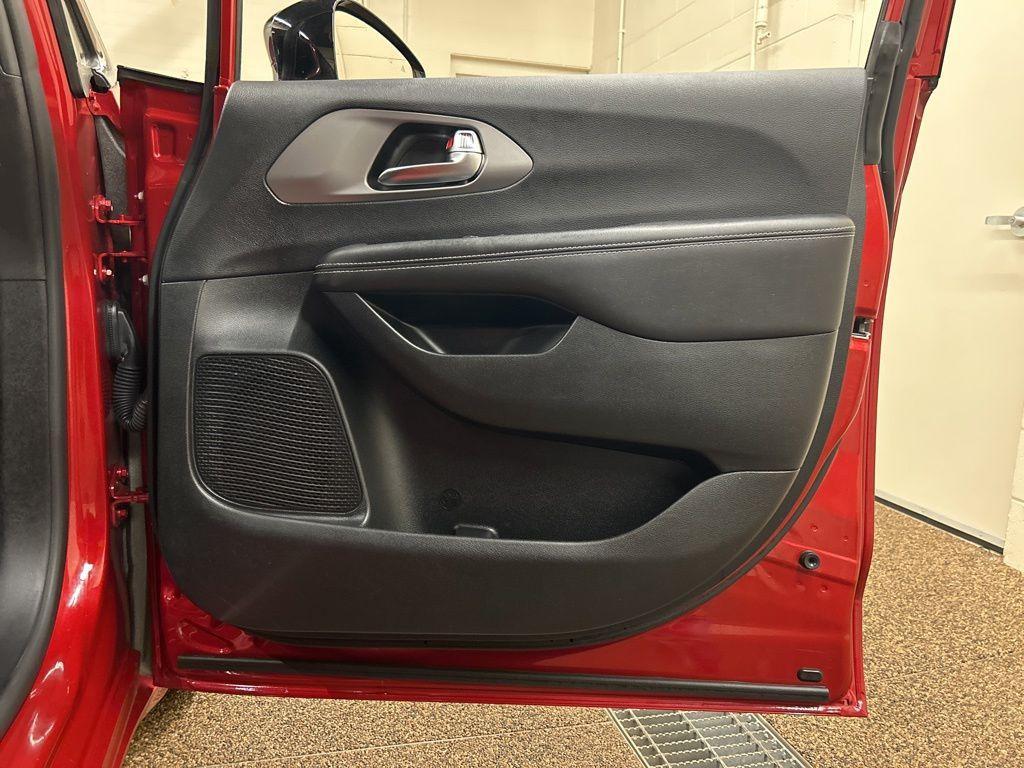 used 2025 Chrysler Pacifica car, priced at $32,000