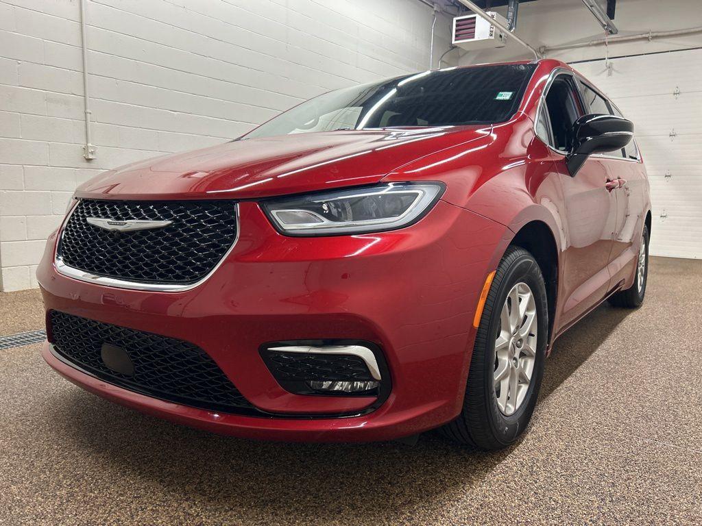 used 2025 Chrysler Pacifica car, priced at $32,000
