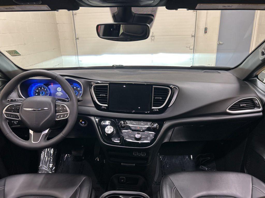 used 2025 Chrysler Pacifica car, priced at $32,000
