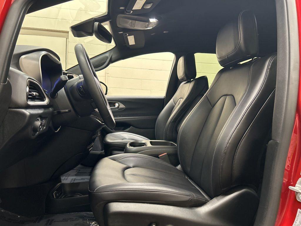 used 2025 Chrysler Pacifica car, priced at $32,000