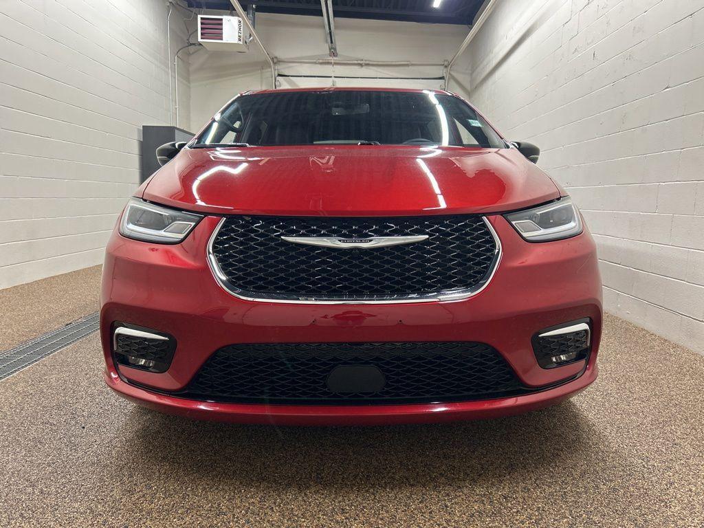 used 2025 Chrysler Pacifica car, priced at $32,000