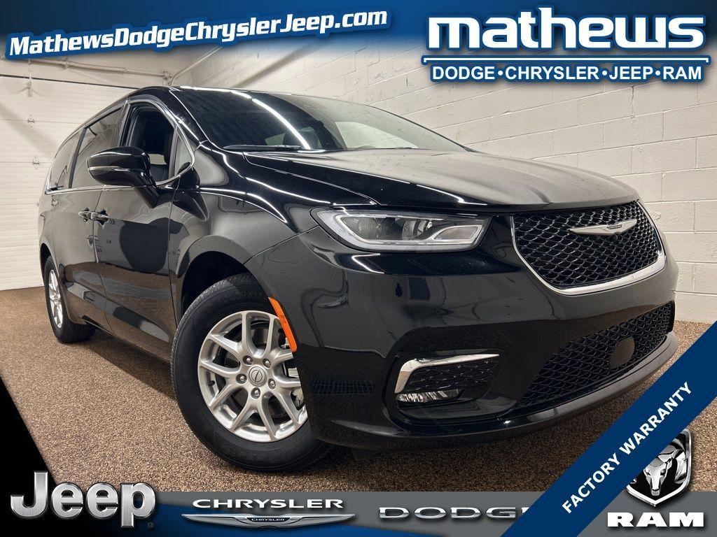 used 2025 Chrysler Pacifica car, priced at $30,000