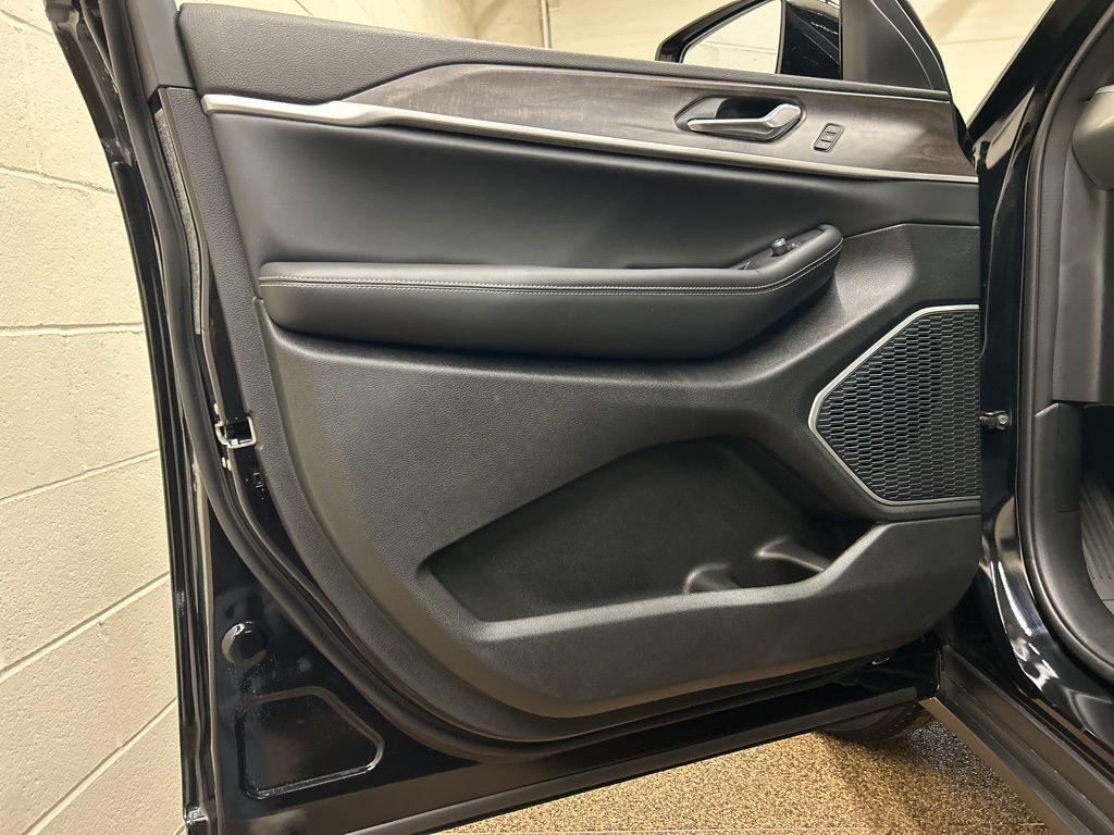 new 2026 Jeep Grand Cherokee car, priced at $48,095