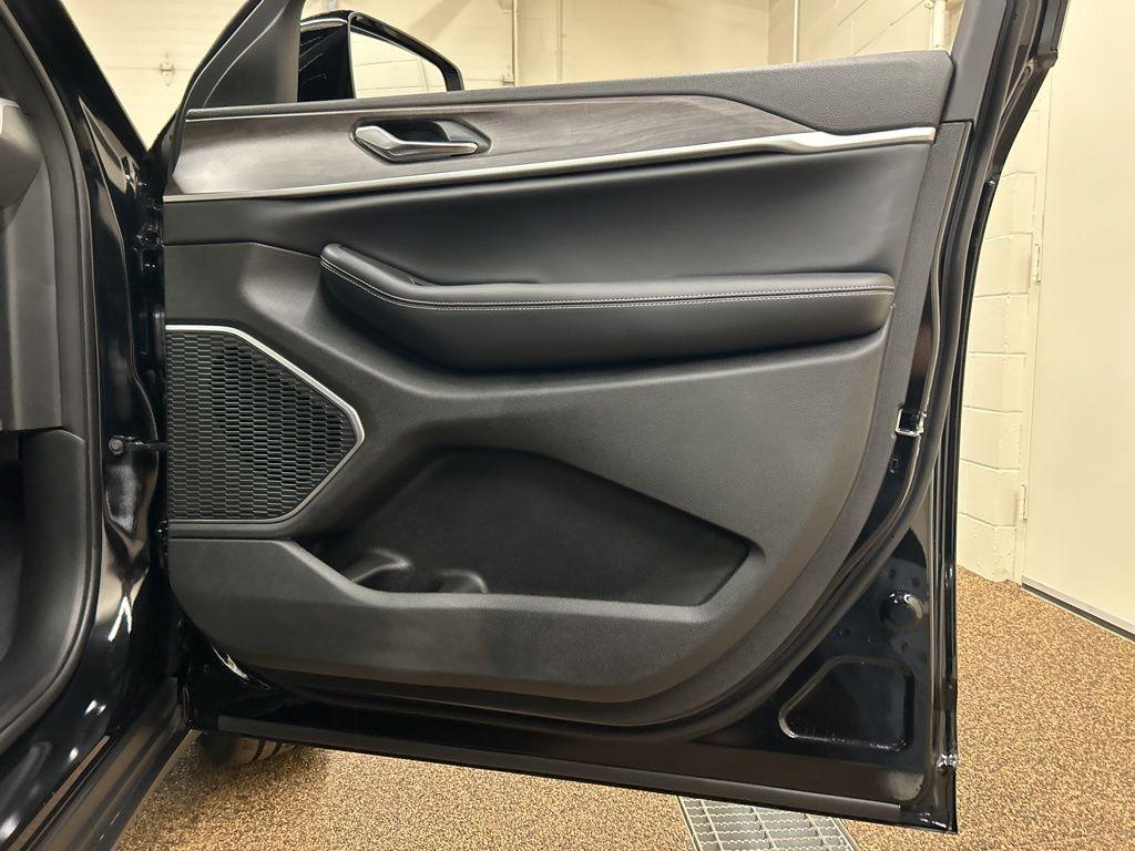 new 2026 Jeep Grand Cherokee car, priced at $48,095