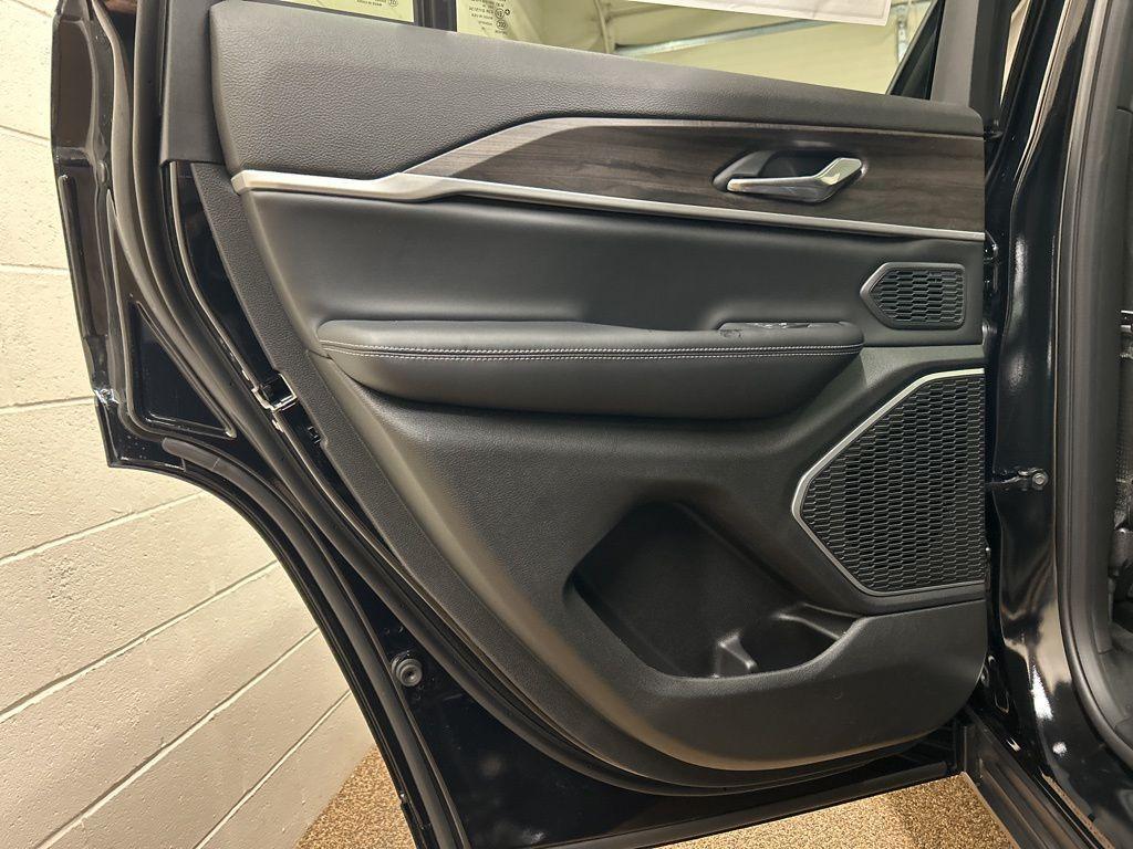 new 2026 Jeep Grand Cherokee car, priced at $48,095