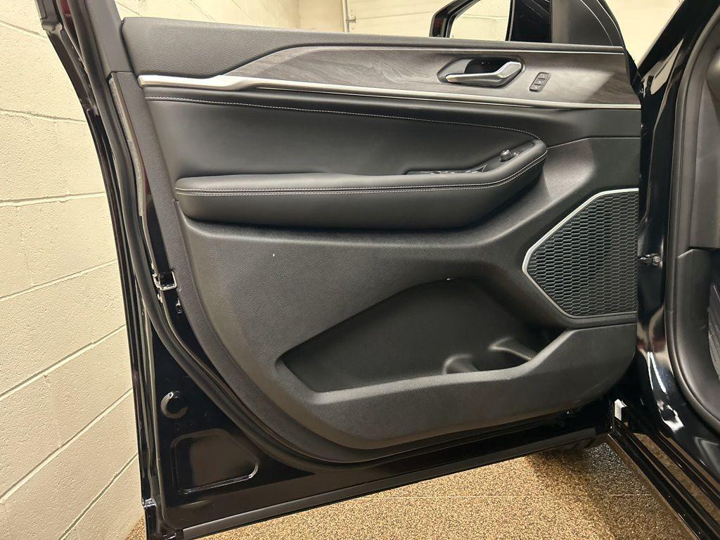 new 2026 Jeep Grand Cherokee car, priced at $51,187