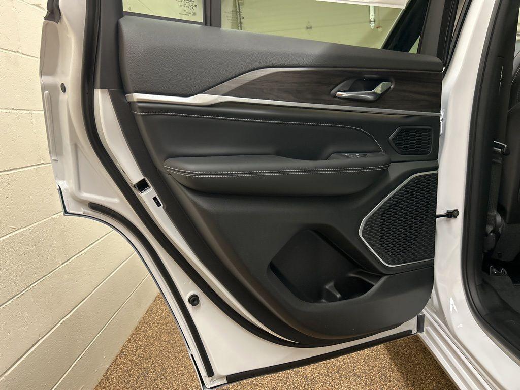 new 2026 Jeep Grand Cherokee car, priced at $50,651