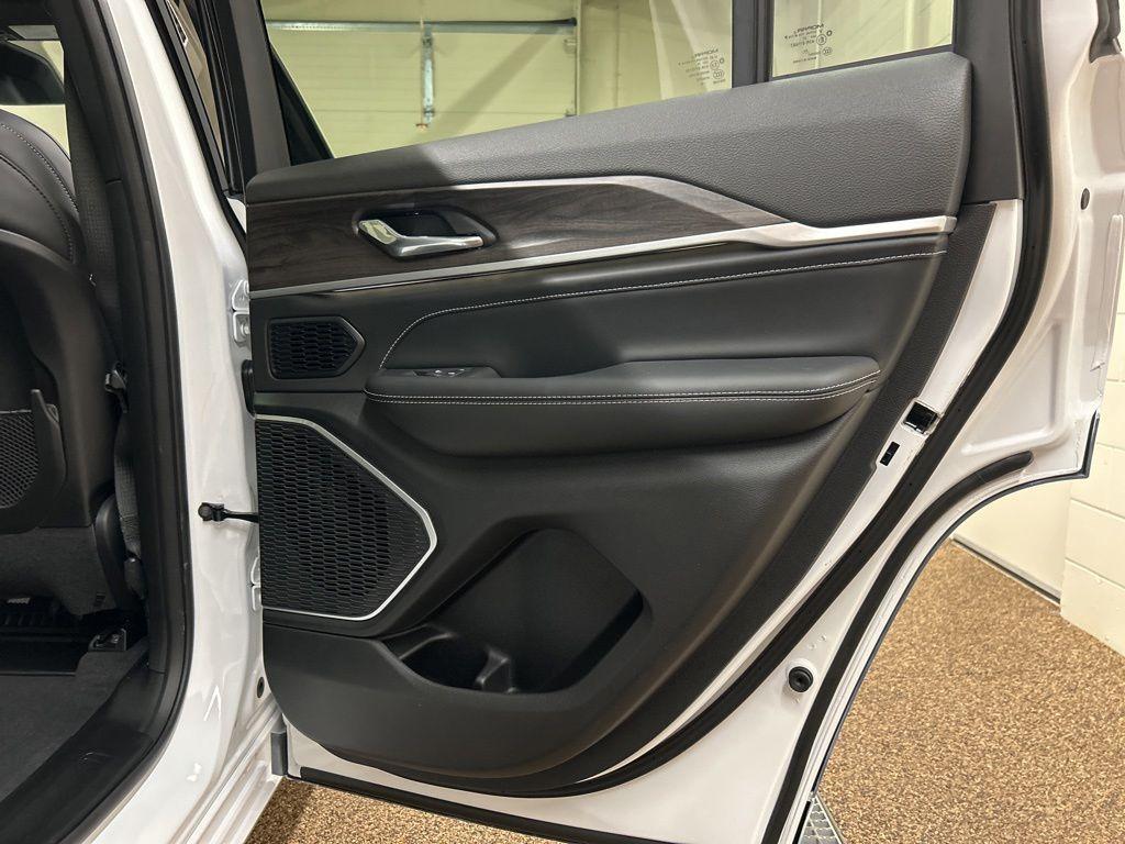 new 2026 Jeep Grand Cherokee car, priced at $50,651
