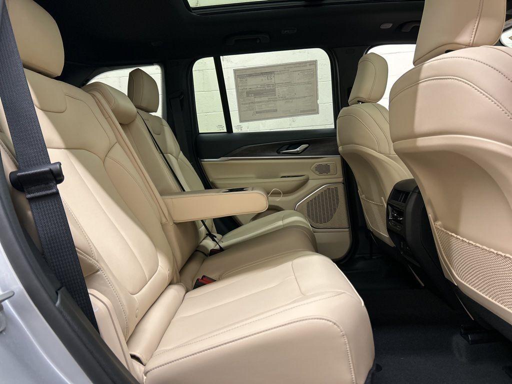 new 2026 Jeep Grand Cherokee car, priced at $47,195