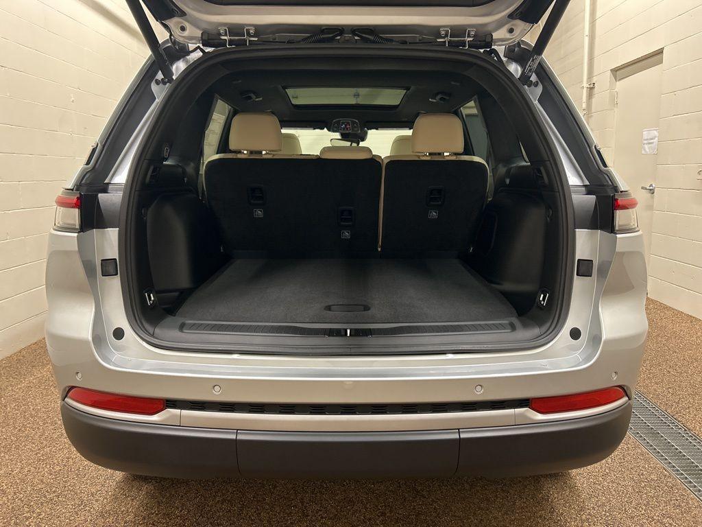 new 2026 Jeep Grand Cherokee car, priced at $47,195