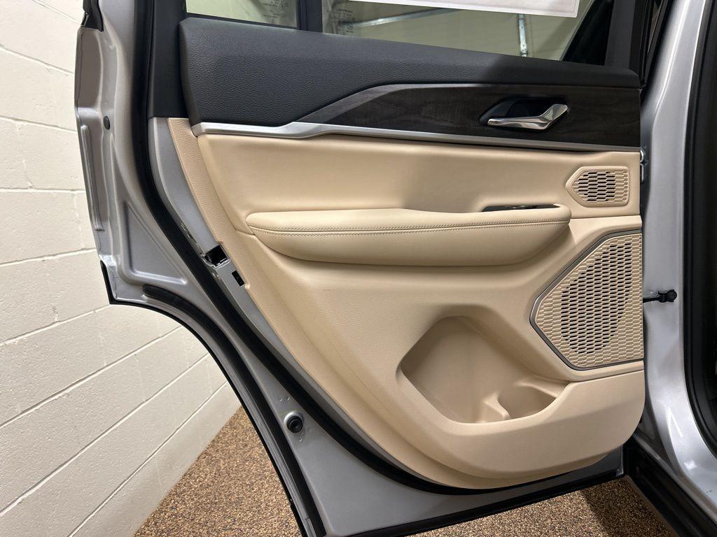 new 2026 Jeep Grand Cherokee car, priced at $47,195