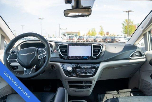 2022 Bright White Clearcoat Chrysler Pacifica