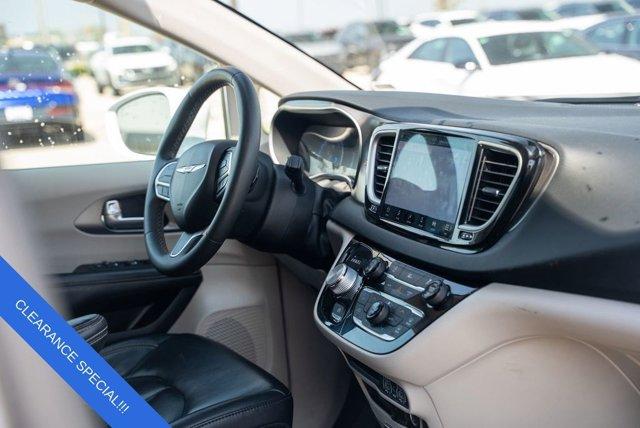 2022 Bright White Clearcoat Chrysler Pacifica
