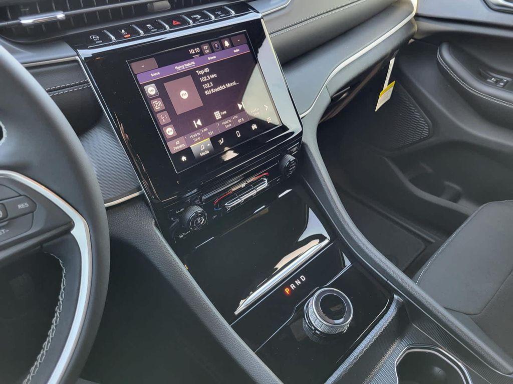 new 2025 Jeep Grand Cherokee car, priced at $39,625