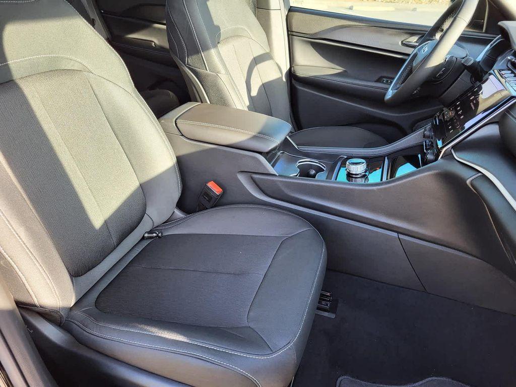 new 2025 Jeep Grand Cherokee car, priced at $39,625