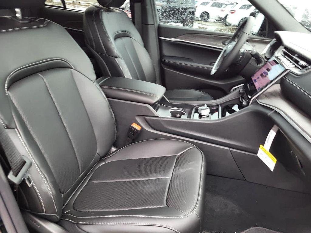 new 2025 Jeep Grand Cherokee car, priced at $51,553