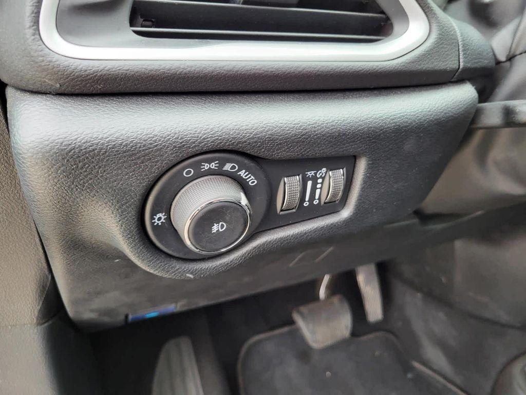 used 2025 Chrysler Pacifica car, priced at $33,695