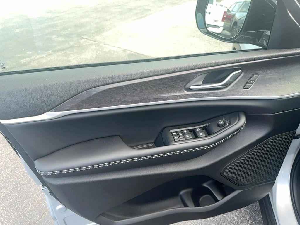 new 2025 Jeep Grand Cherokee car, priced at $55,985