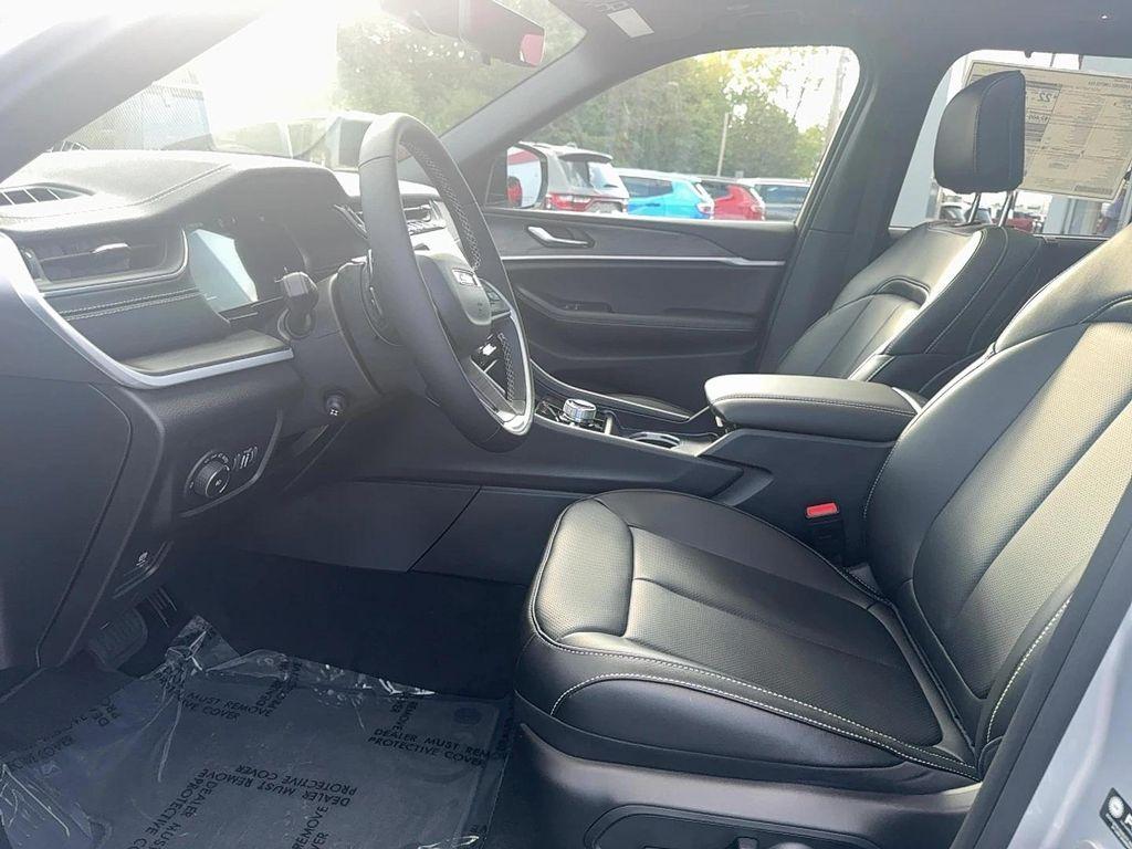 new 2025 Jeep Grand Cherokee car, priced at $55,985