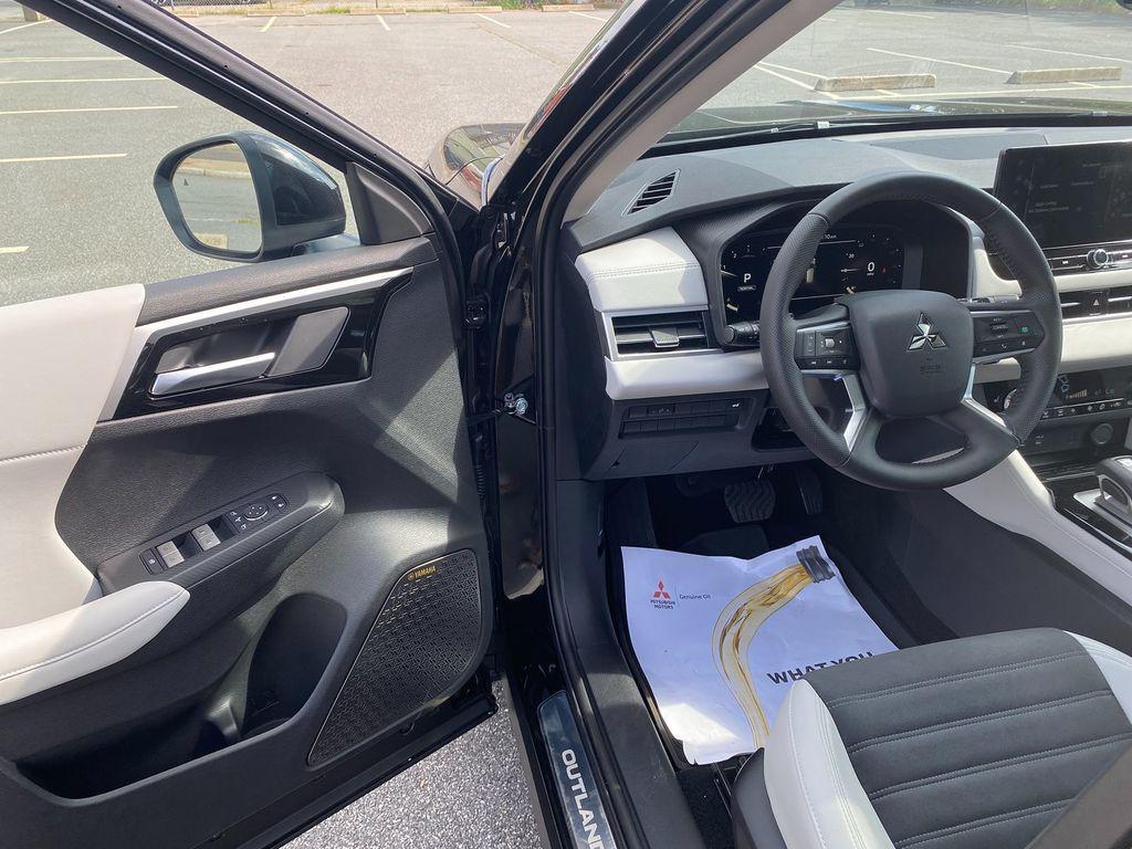 new 2025 Mitsubishi Outlander car, priced at $40,068