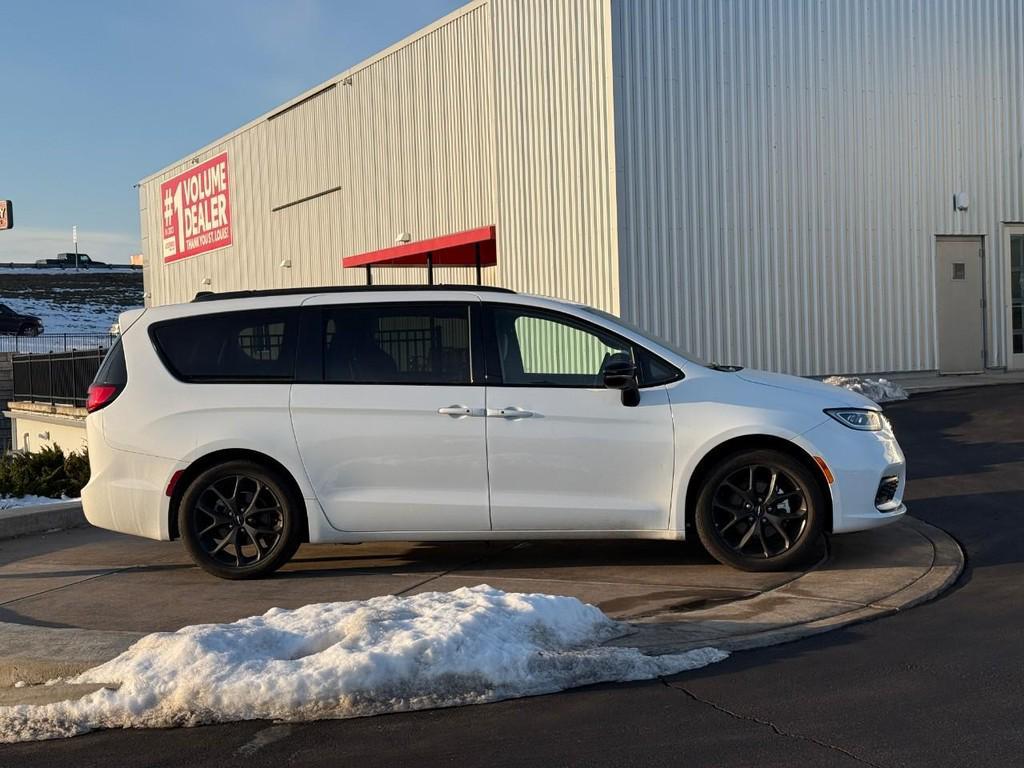 used 2025 Chrysler Pacifica car, priced at $37,489