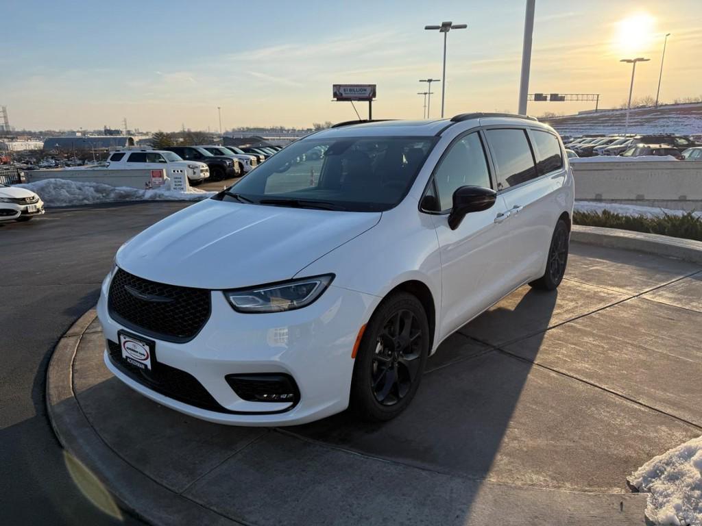 used 2025 Chrysler Pacifica car, priced at $37,489