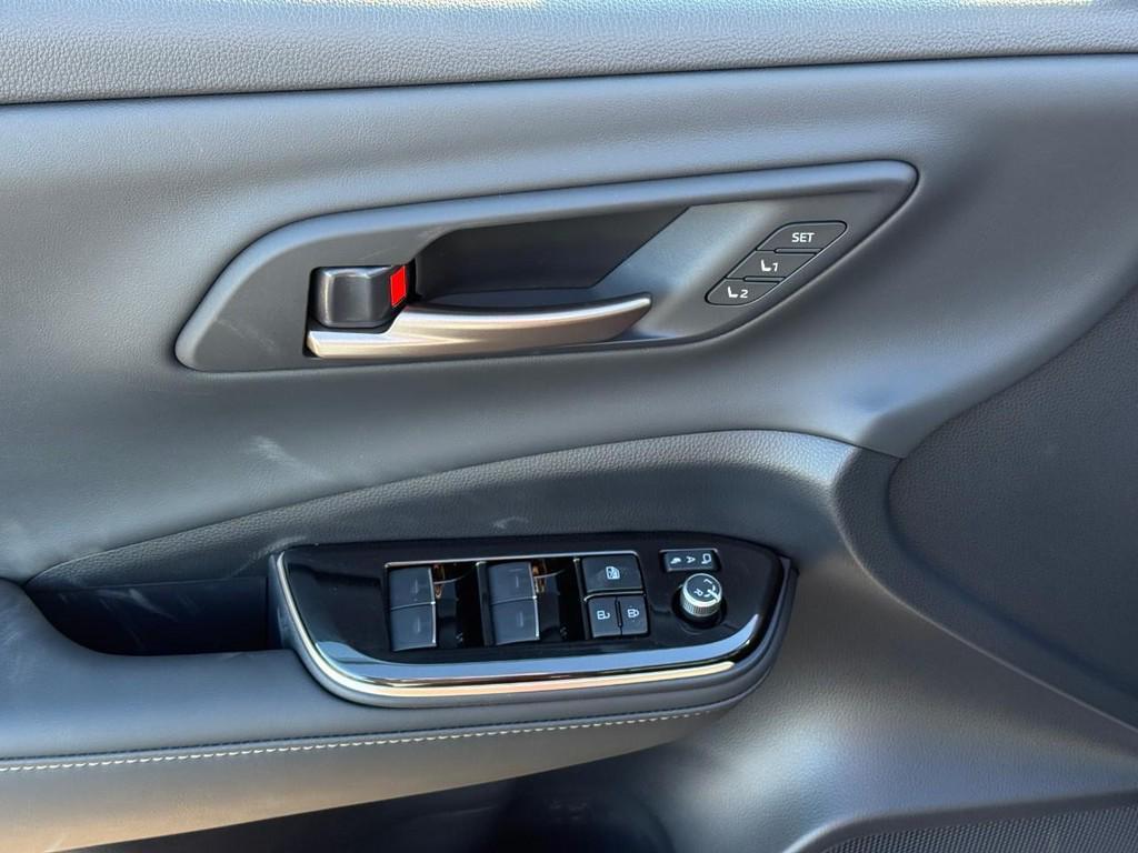 new 2025 Toyota Crown Signia car