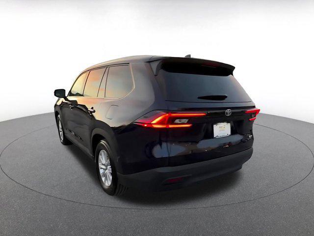 used 2025 Toyota Highlander car, priced at $40,397