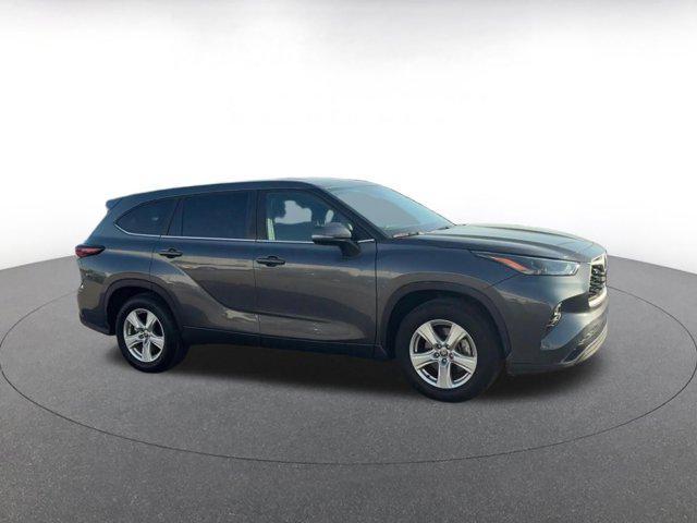 used 2025 Toyota Highlander car, priced at $34,499