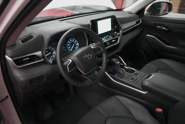 used 2022 Toyota Highlander car, priced at $37,995