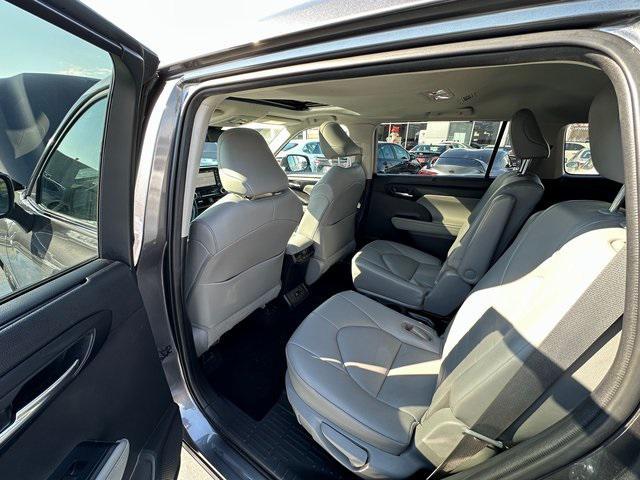 used 2021 Toyota Highlander car, priced at $29,995
