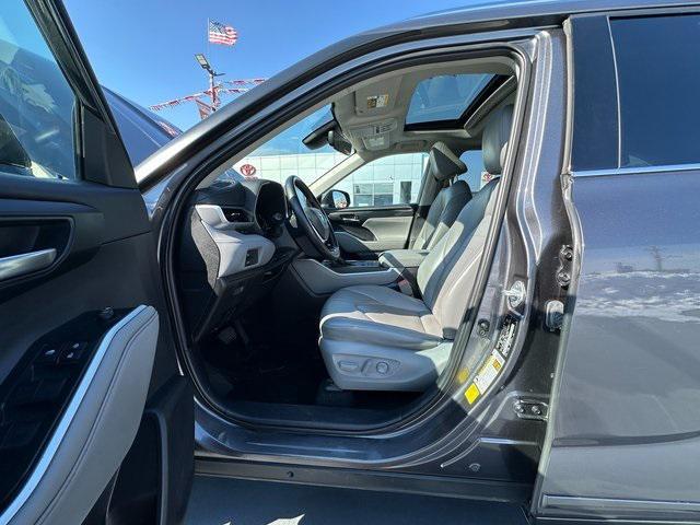 used 2021 Toyota Highlander car, priced at $29,995