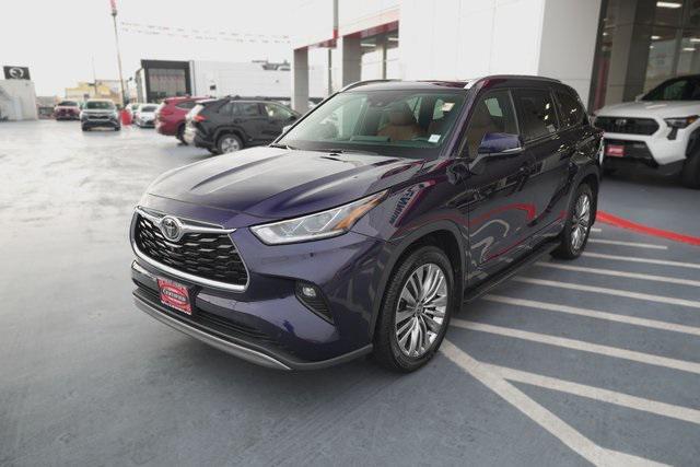 used 2023 Toyota Highlander car, priced at $39,995